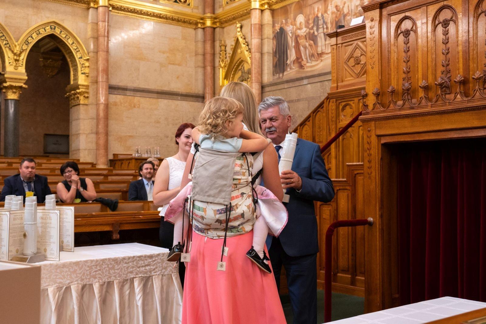 A díjat átveszi Fridel Zita alapító, tulajdonos
