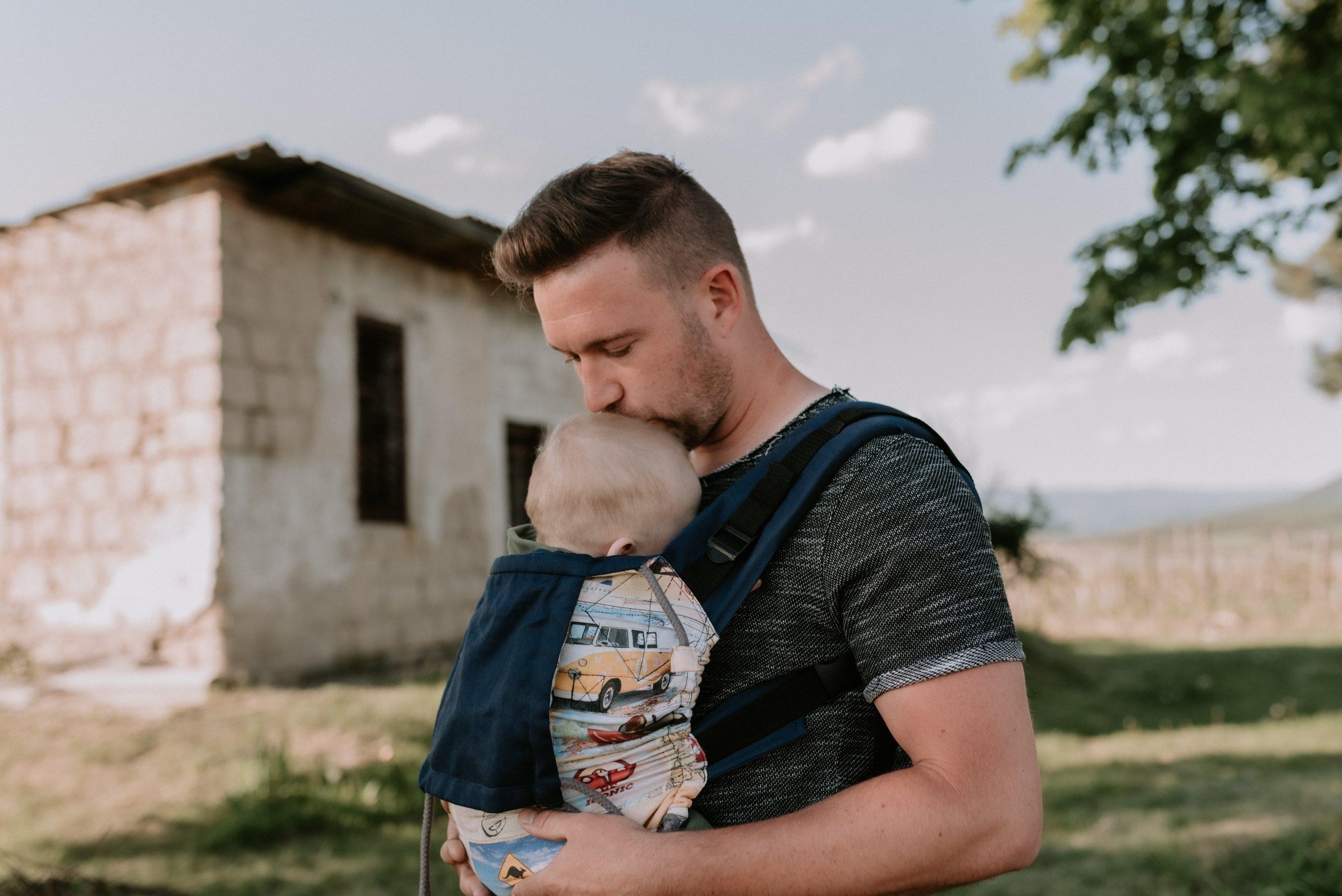 A hordozó sokoldalú, minden része variálható, a derékpánt, vállpánt is csatos, így anya, apa, nagytesó, nagymama, nagypapa vagy más hordozó testalkatára is kényelmesen, könnyen beállítható.