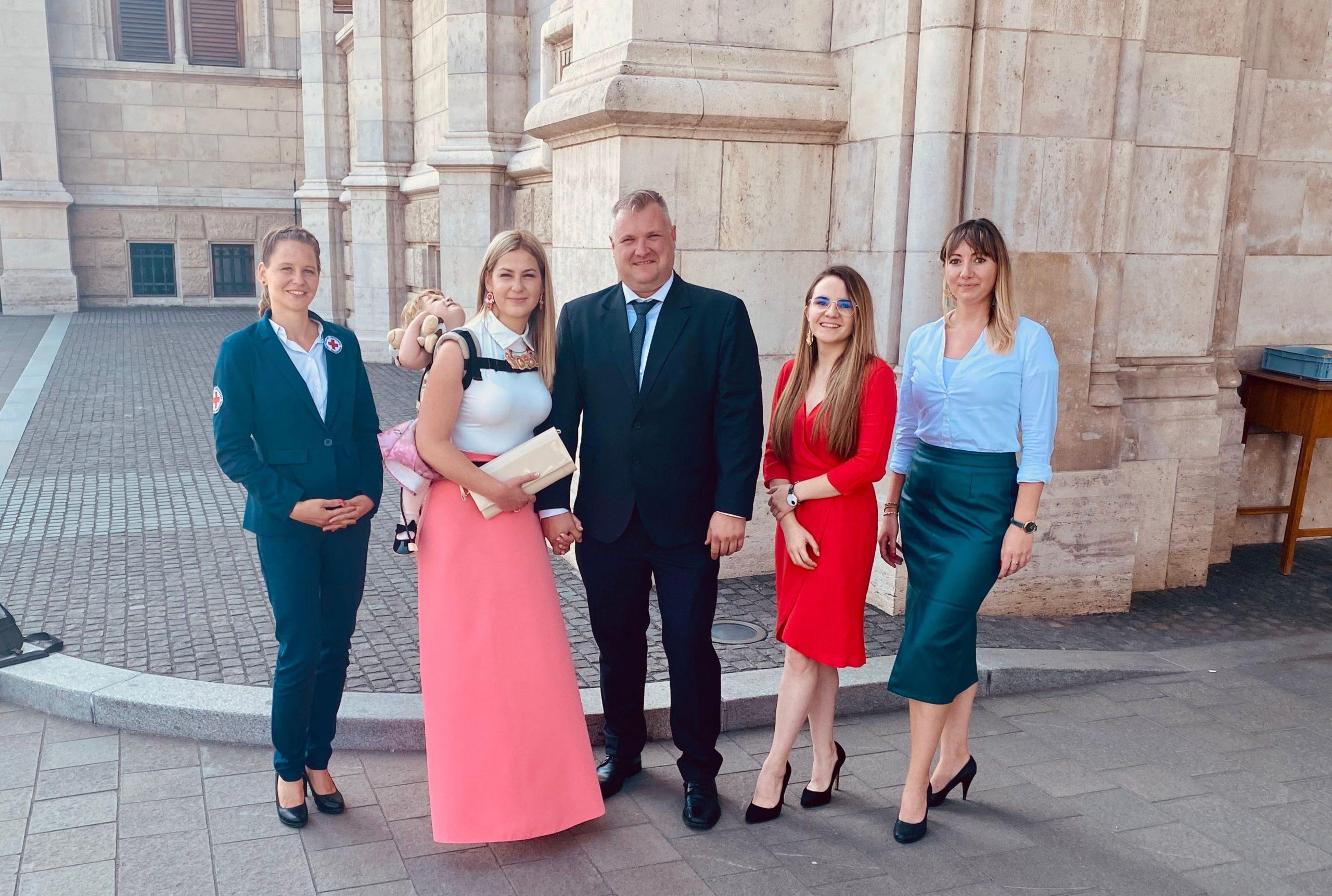Köszönettel tartozom a csapatnak, aki támogat a munkában